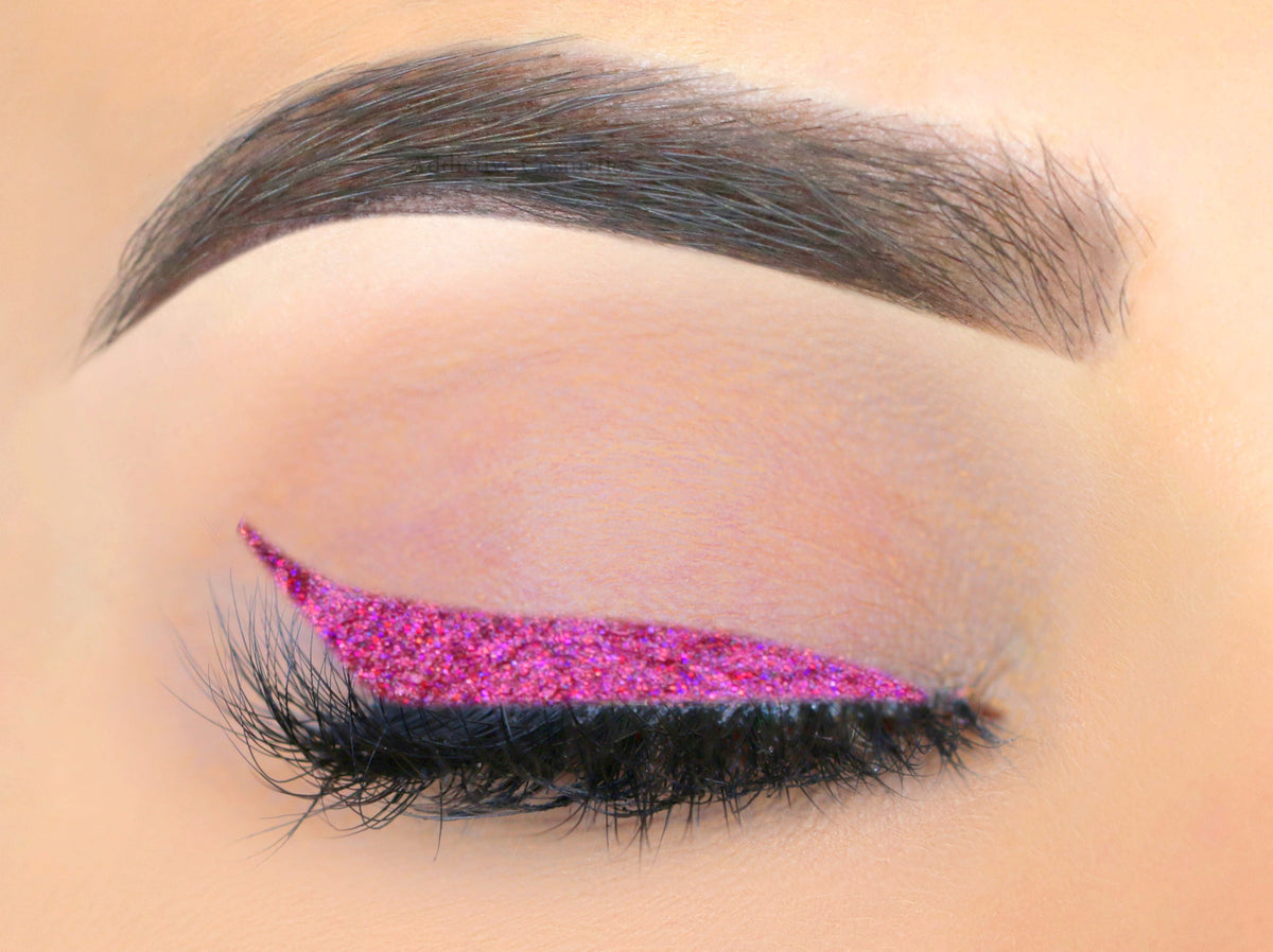 Bad kitty 🐱🔥 @carolina.enamorado used our #LittleBlackDress gel eyeliner  to create this s…